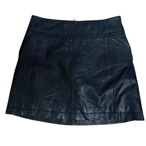Classic Black faux leather Skirt free people size 2